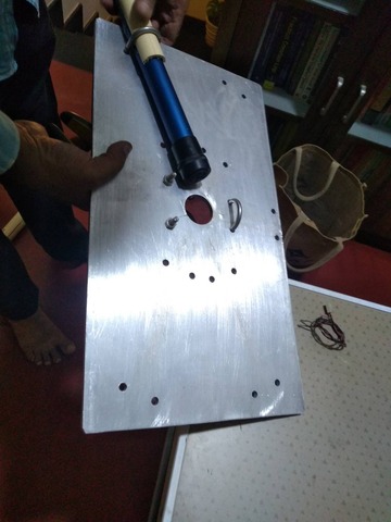 center plate with one of the spreaders installed